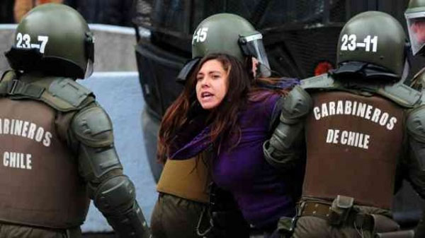 Policía de Chile reprime a estudiantes 