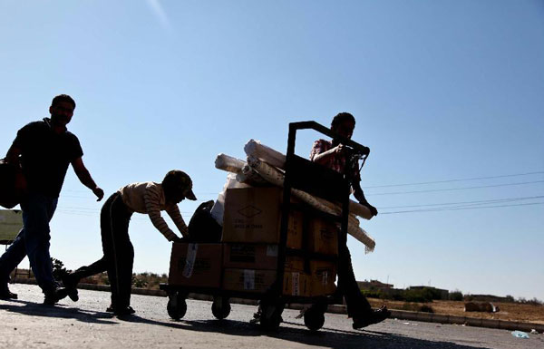 Palestinos en la frontera de Rafá, al sur de Gaza, con Egipto