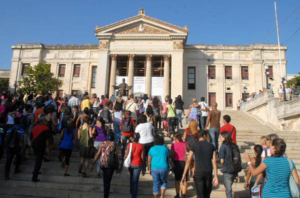 Jóvenes cubanos en el inicio del curso escolar 