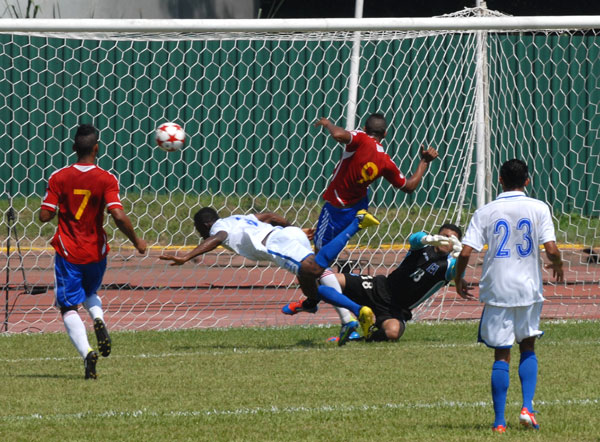 Selección cubana de fútbol ante su similar de Honduras