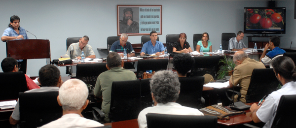 Conferencia de prensa ofrecida en el teatro del Minag