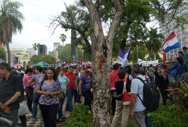 Docentes paraguayos en huelga