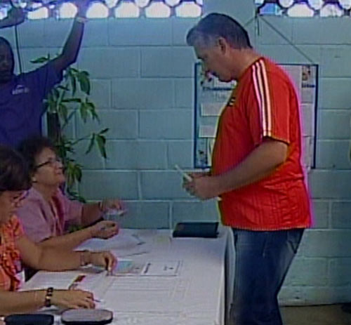 Miguel Díaz-Canel Bermúdez en el colegio electoral