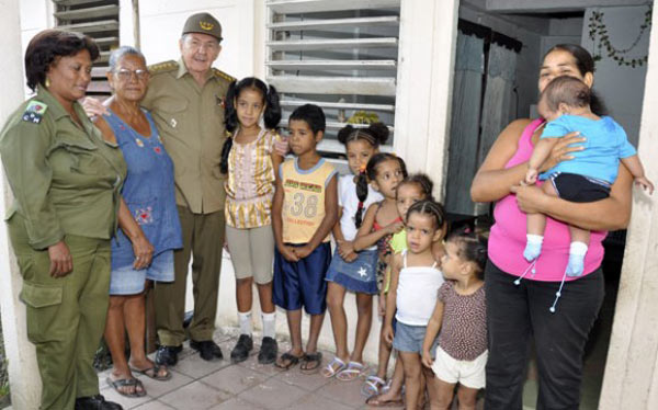 Raúl Castro, con la familia de Dayami y Diosdelvis