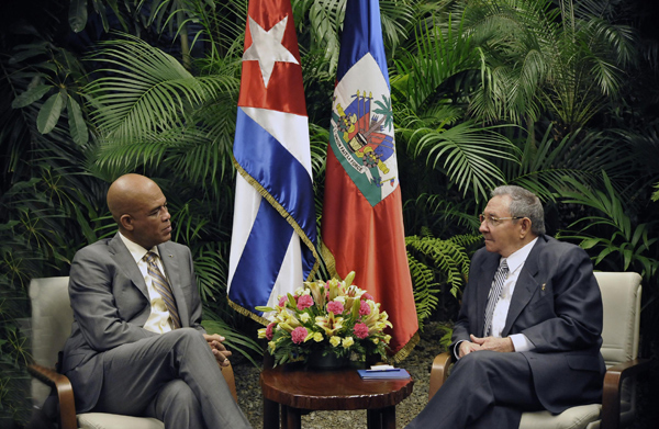 Michel Joseph Martelly y Raúl Castro