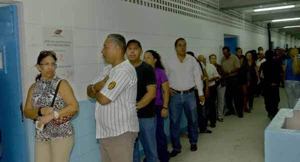Venezolanos votan en todo el país