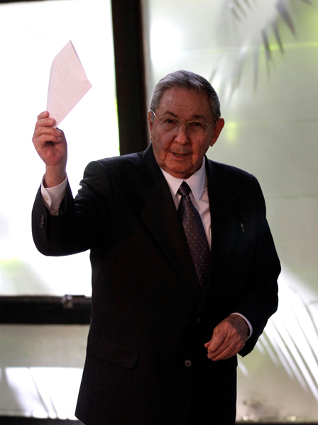 Raúl Castro vota en el Parlamento cubano