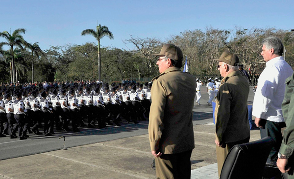 Acto político y ceremonia militar