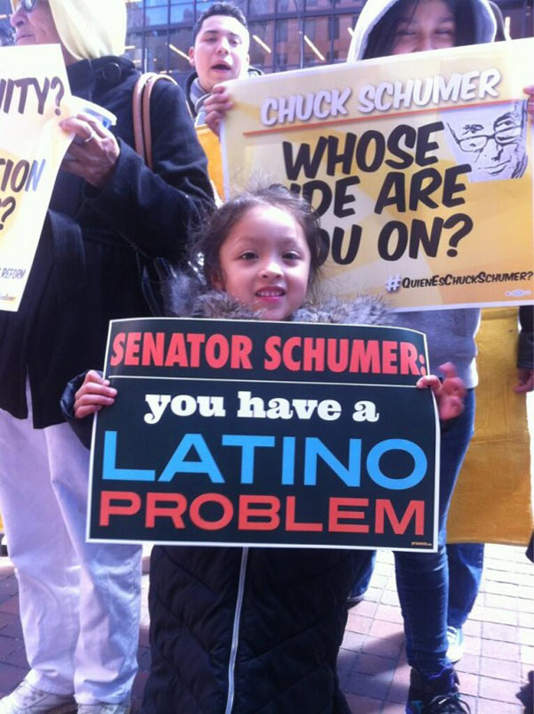 Protesta en Nueva York contra senador antimigratorio