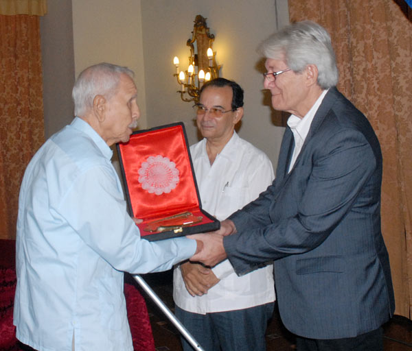 Premio Abelardo Raidi a Elio Menéndez