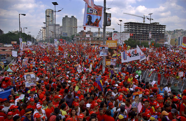 Venezolanos respaldan a Maduro
