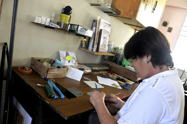 Internas trabajan la artesanía