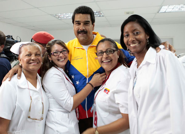 Nicolás Maduro con médicas y enfermeras del CDI 