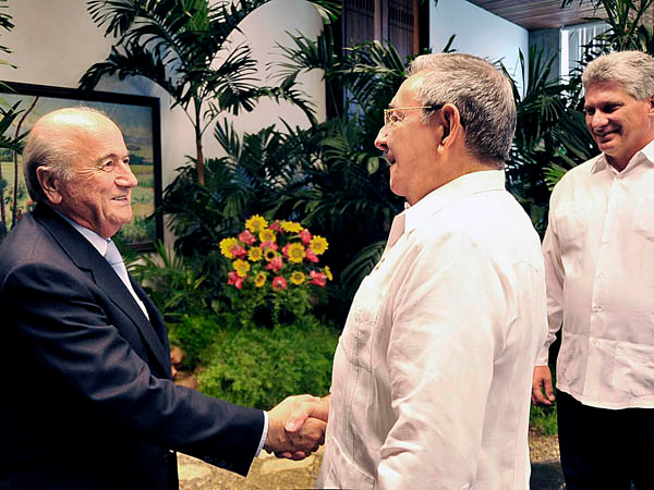 Joseph Blatter y Raúl Castro