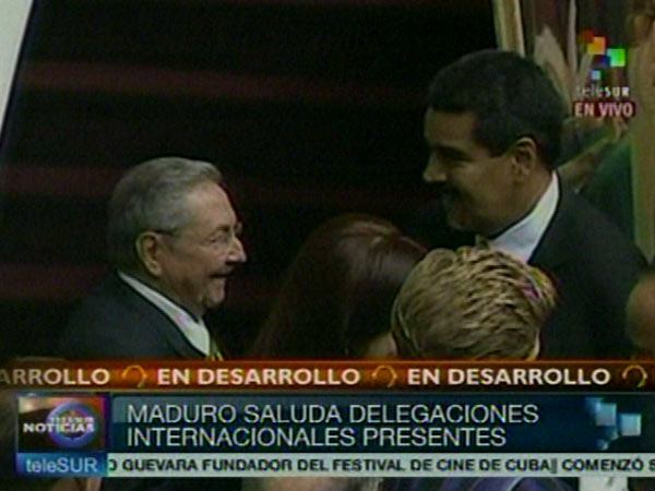 Nicolás Maduro saluda al presidente cubano Raúl Castro