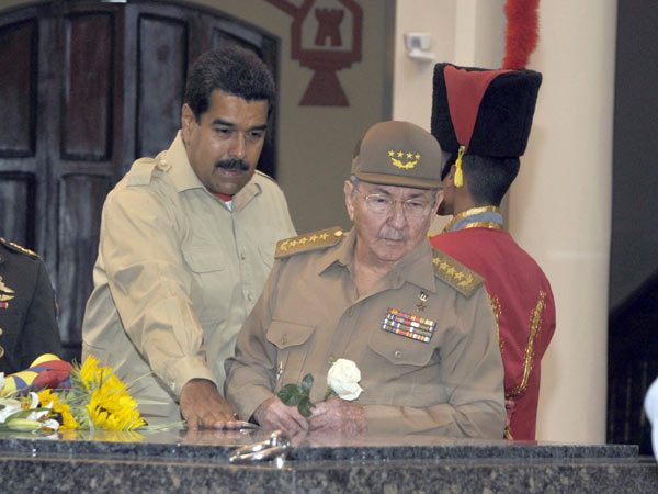 Raúl Castro junto a Nicolás Maduro en el Cuartel de la Montaña