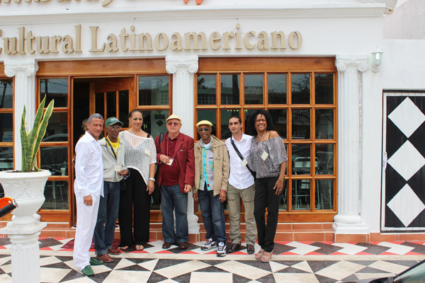 Delegación cubana frente al Centro Cultural Latinoamericano Timbalaye