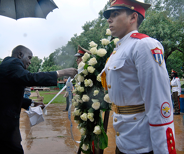 El líder nacionalista africano Kenneth Kaunda deposita la ofrenda floral