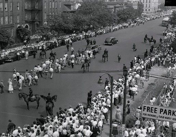 Multitudinario cortejo fúnebre de los Rosenberg