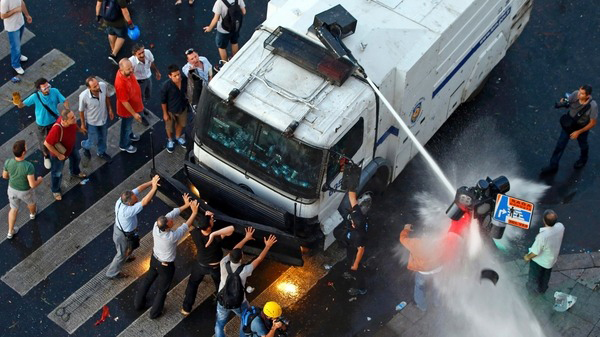 Los antimotines lanzaron agua