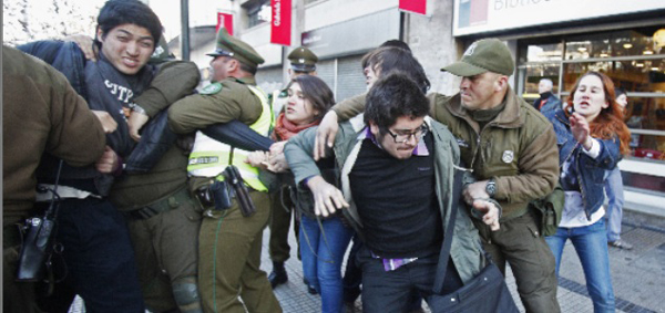 Policía de Chile reprime violentamente a los estudiantes