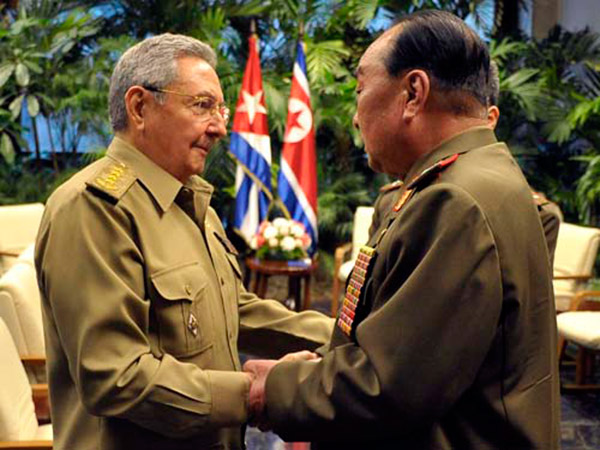 El General de Ejército Raúl Castro Ruz, saludó en la tarde de este lunes al General de Ejército Kim Kyok Sik