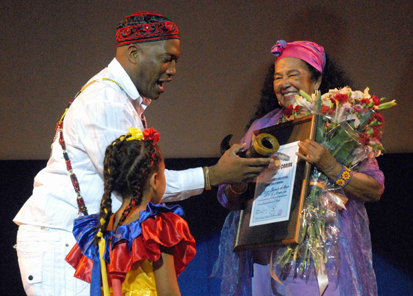 Totó la Momposina recibió el Premio Internacional del Caribe