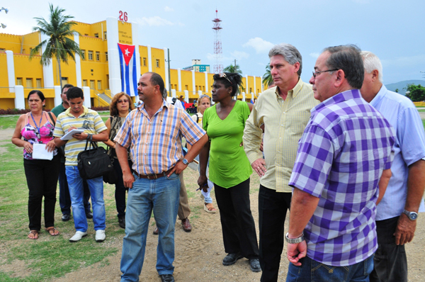 Miguel Díaz Canel junto a autoridades de Santiago de Cuba