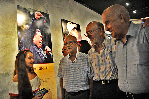 Exposición fotográfica dedicada al Comandante Hugo Chávez