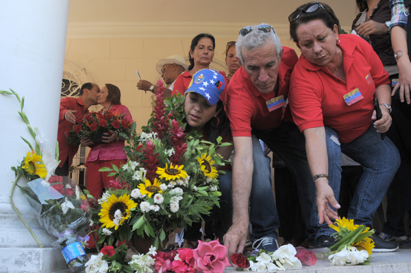 Pueblo cubano ofrece flores a Chávez