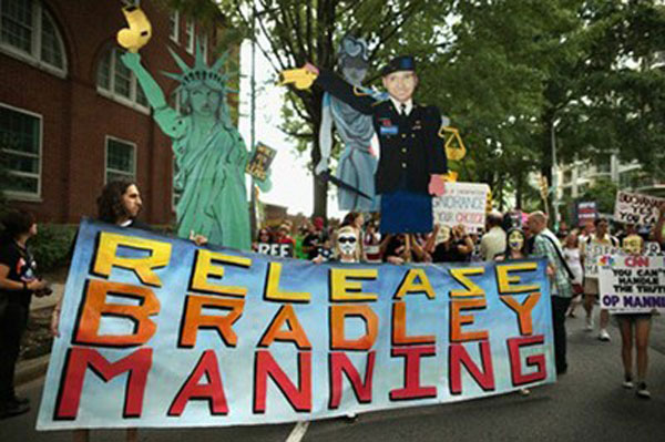 Reúnen firmas en apoyo a Bradley Manning