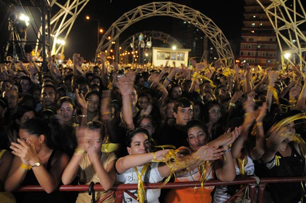 Miles de jóvenes cantaron y bailaron en el concierto por los Cinco