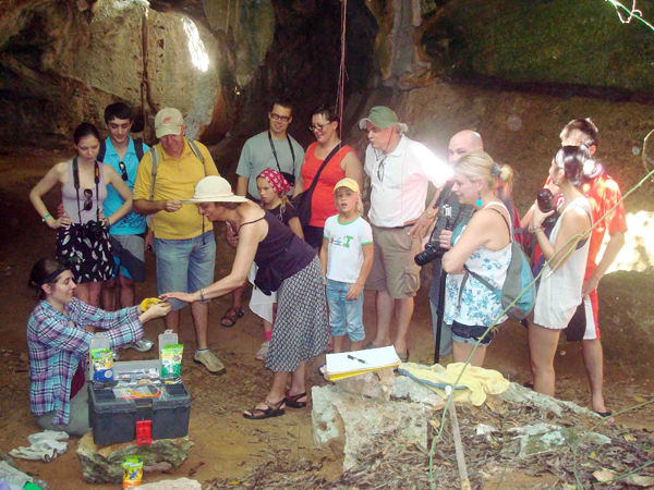 Turistas cubanos y extranjeros