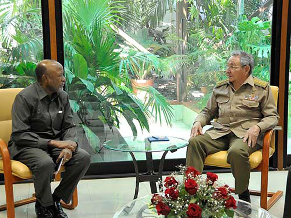 General de Ejército Raúl Castro Ruz junto a Nangolo Mbumba, Secretario General de la Organización de los Pueblos de África Sudoccidental (SWAPO)