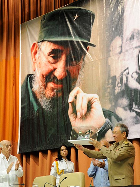 Raúl hará llegar a Fidel el Premio del Barrio que le otorgaron los CDR