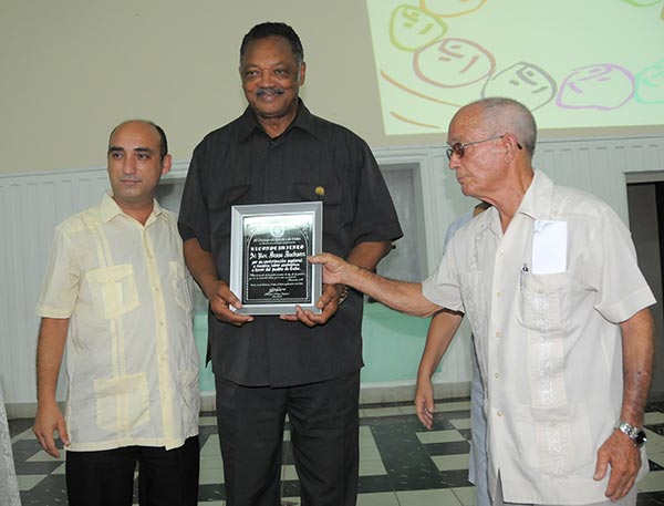 Jesse Jackson (al centro) recibió un reconocimiento por su contribución pastoral