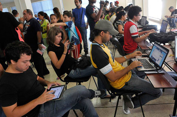 Jóvenes en el Palacio de Computación de La Habana