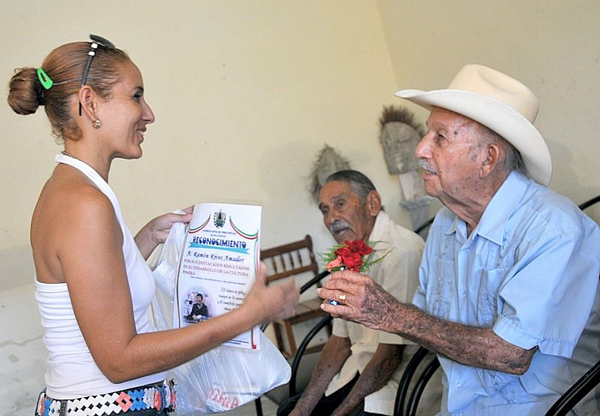 Homenaje a personalidades de la cultura pinera y nacional