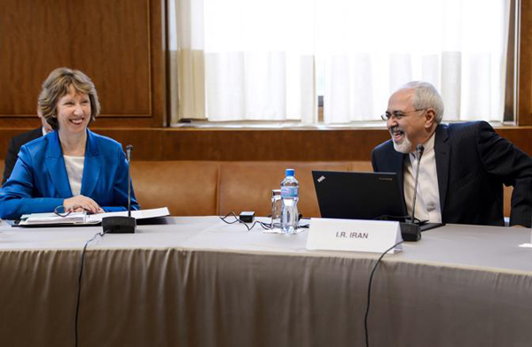 Catherine Ashton junto a el Canciller iraní Mohammad Javad Zarif