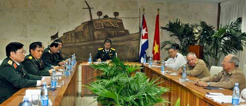Leopoldo Cintra Frías recibe a delegación militar de Vietnam