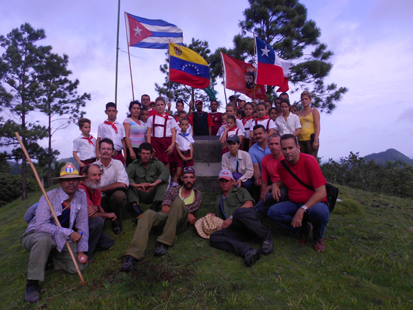 Caminantes junto al pueblo