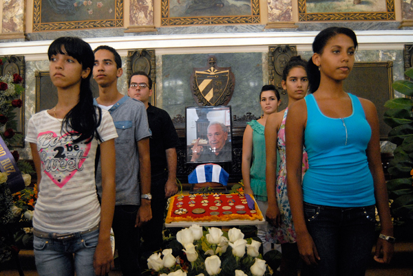 Jóvenes universitarios despiden a Juan Nuiry