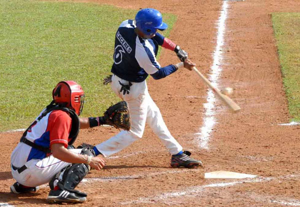 El holguinero Maikel Cáceres ha comenzado muy bien al bate