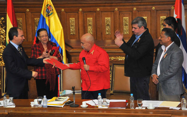 Presentan diputados venezolanos documento en apoyo a los Cinco