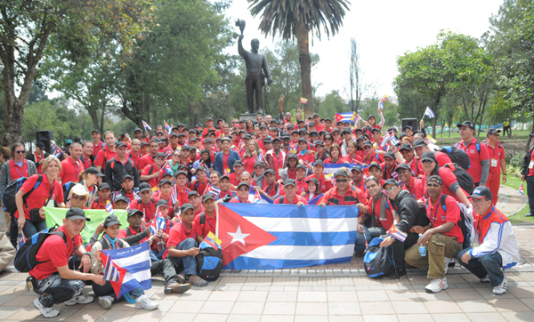 Jóvenes cubanos ante la estatua del libertador Eloy Alfaro