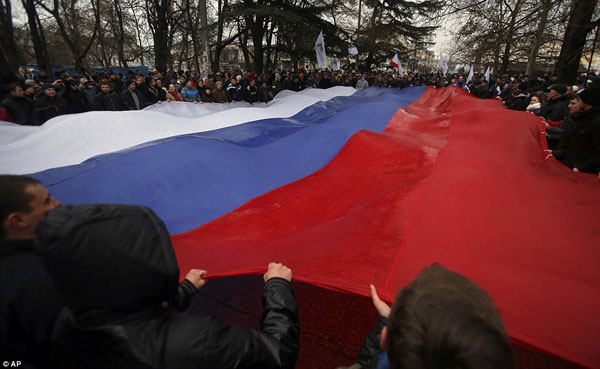 Ucranianos protestan contra las autoridades prooccidentales usando banderas rusas