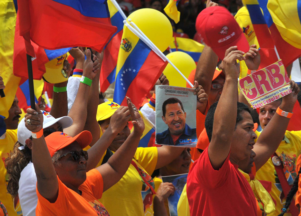 Venezolanos rinden tributo a Chávez