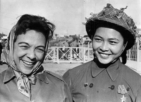 Melba junto a una heroína de Vietnam