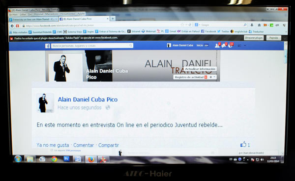 Alain Daniel actualizando su perfil de Facebook