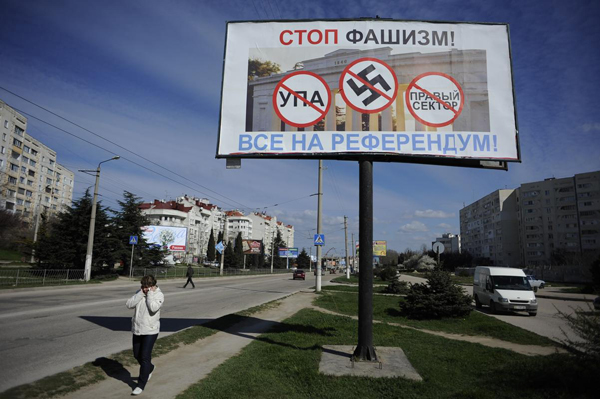 En Sebastopol un cartel llama al cese del fascismo 